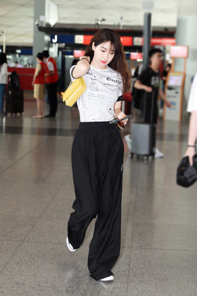 混搭时尚Anna|李菲儿终于低调了，穿585T恤配高腰裤走机场，看到包我直接沉默了