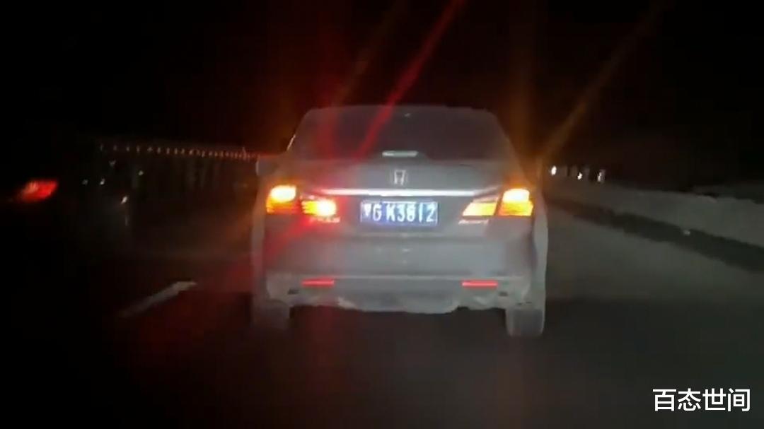 百态世间 鸡西两辆私家车在高速上并排行驶对后车恶意别车，持续了几十公里