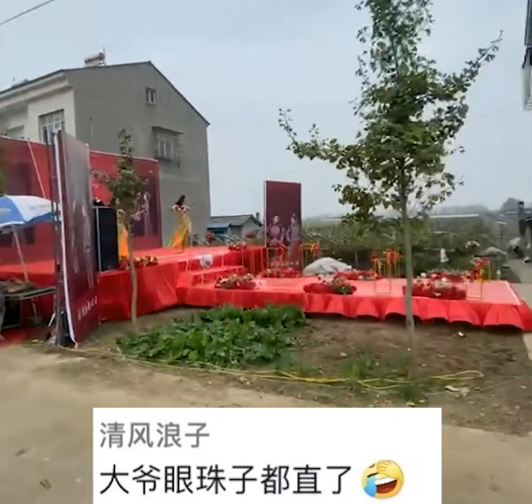 农村婚礼美女穿着“清凉”表演肚皮舞,舞姿曼妙,村里大爷看直眼