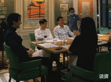 韦唯|57岁韦唯为长子庆生，混血长相成熟同框像姐弟，天后移居国外住豪宅