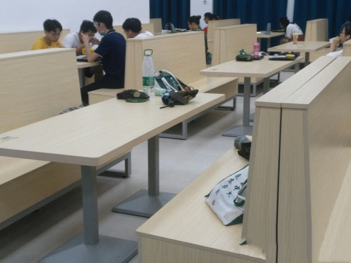 耳机|华东理工“耳机事件”后续，女生保研，学校息事宁人引发网友不满