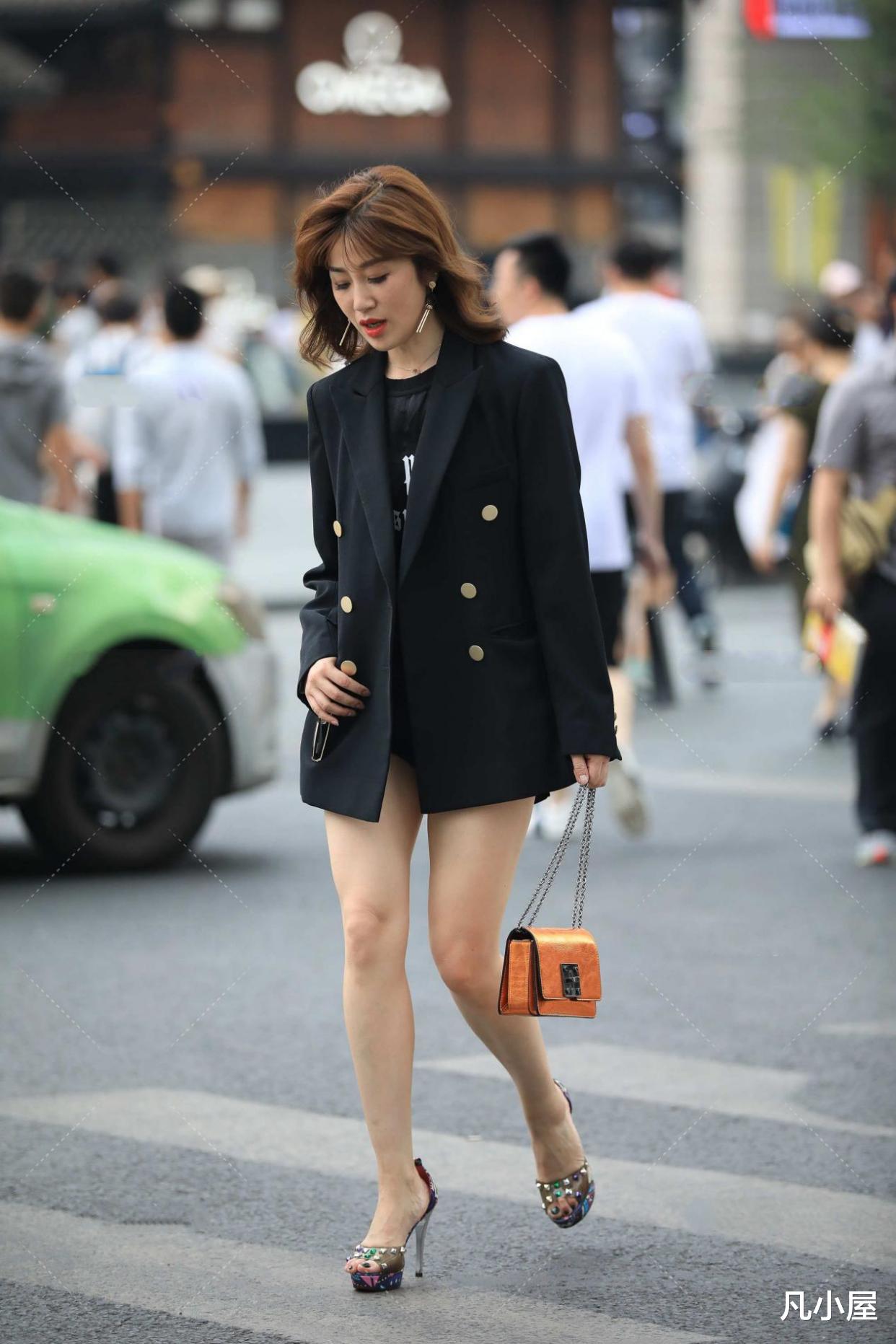 凡小屋|爱美的女性都喜欢玩下衣失踪穿搭法,原来穿连衣裙也不会差多少