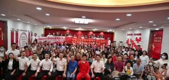  苏炳添载誉返乡祭祖，苏家长辈特意开中门，用状元礼遇迎接苏神！