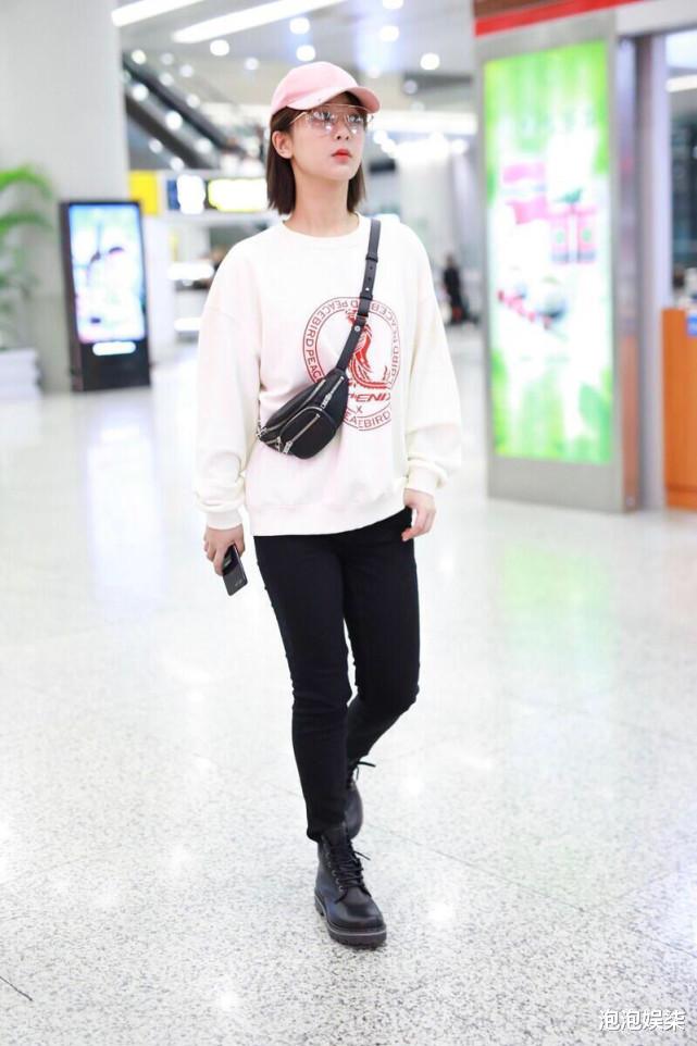 美甲|杨紫机场秀穿搭，粉色鸭舌帽搭白色卫衣+高腰裤，甜美可爱的样子真是迷人