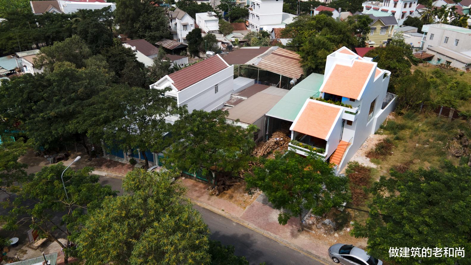 建筑师|以场地内的斜坡为灵感的住宅：独特的楼梯贯穿内部各个空间