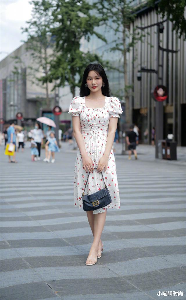 小喵聊时尚|入秋后凉鞋就收起来吧！今年流行的“方头靴”，时髦不说还显腿长