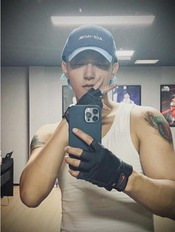 黄子韬|暖心的黄子韬，陪聋哑发小学哑语，他的善良打脸多少人？