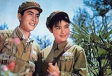 唐国强|唐国强女儿唐莉：母亲自杀身亡让她替母报仇，她却和继母亲如一家