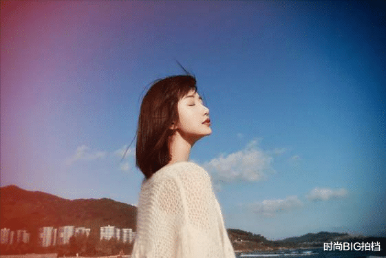 毛衣|毛晓彤风波后晒照，白色毛衣配短发真飘逸，年过三十仍然是小仙女