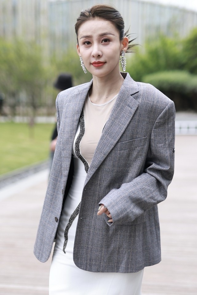 白小白的衣橱 三十来岁的女人穿衣不用愁，妩媚的服装超适合，来试试贾青的造型