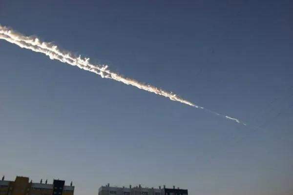 陨石|陨石撞击地球前离奇爆炸，谁在保护地球？