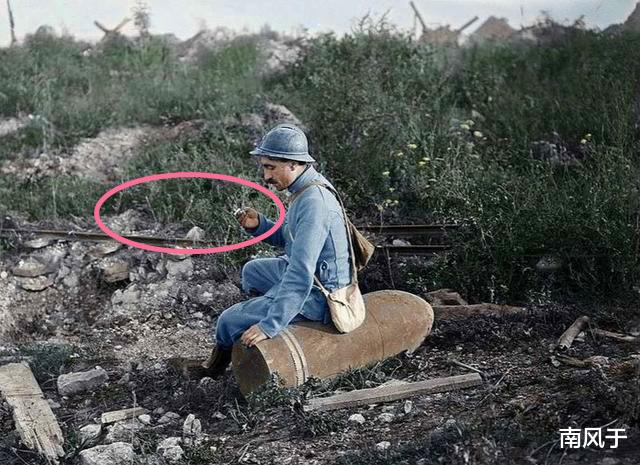 孙殿英|历史过目难忘瞬间：希特勒的自画像，日军身上落满苍蝇，图9竟敢坐炸弹上抽烟