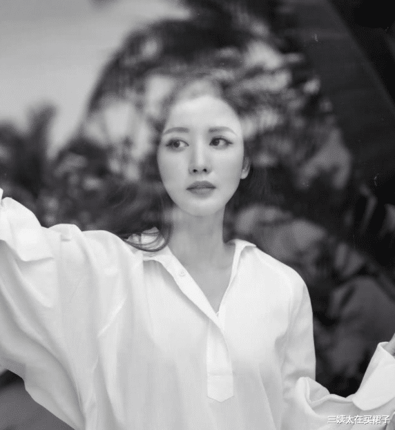 三姨太在买裙子|环球小姐，选美赢了汤唯，从三线明星到耀客老板娘！