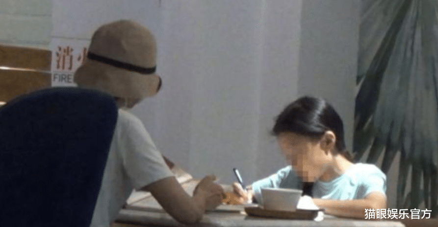 袁泉|43岁袁泉现身看秀，深鞠躬与马龙握手超谦虚，出众气质惹路人偷拍