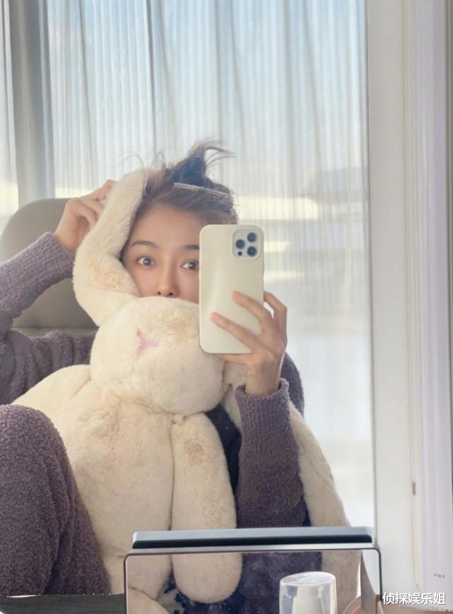 第一名|42岁秦岚罕晒素颜自拍，花式卖萌宛如少女，真实体重不足90斤