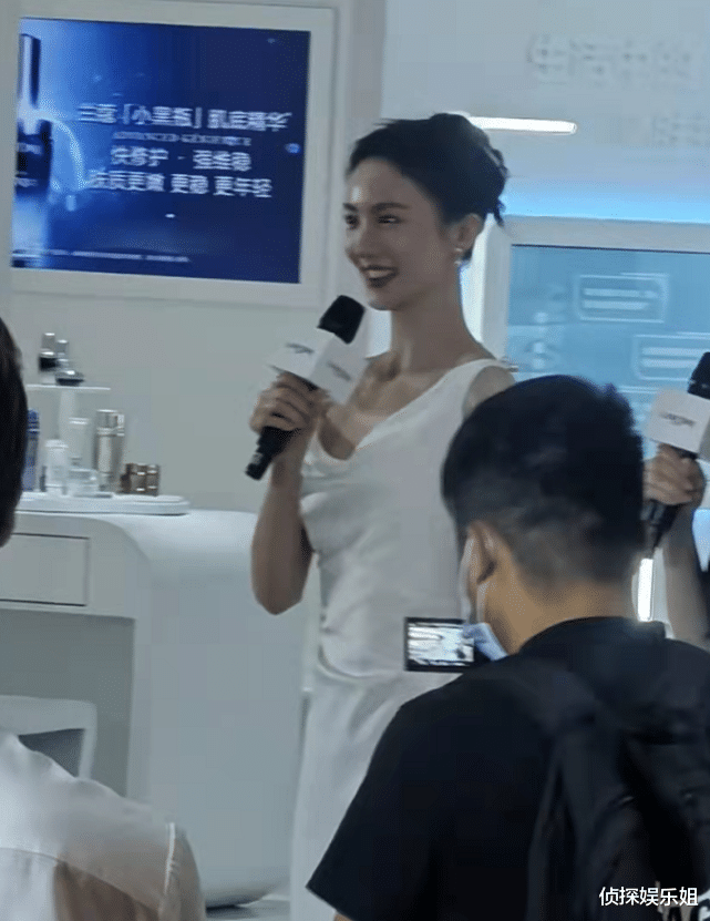 金晨|金晨活动生图曝光，穿吊带白裙又高又瘦，腕线过裆身材比例完美