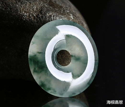 海根翡翠 靠收废纸起家的张茵,建立了自己的“纸业帝国”,这些女强人竟然都钟情于翡翠!