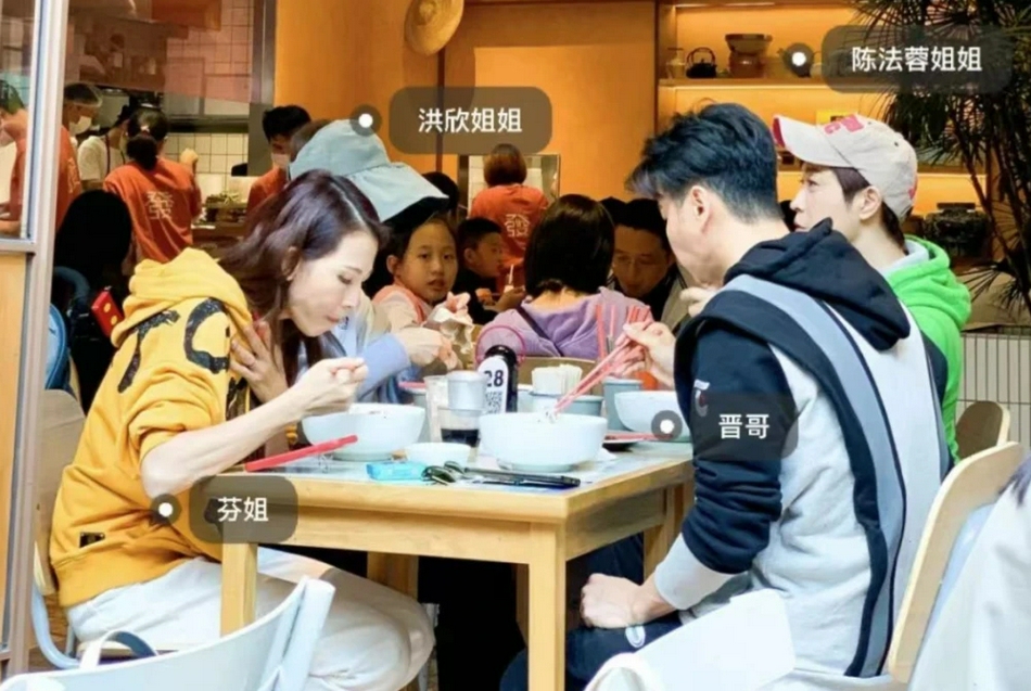 张晋|张晋陪“港普F3”在路边小店吃河粉，参加完《披哥》依然没戏拍？
