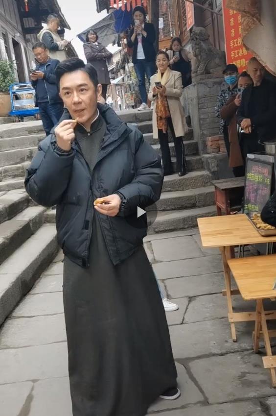 明星|51岁陈浩民现状太心酸，为拍戏赚钱吃烤串充饥，鬓角发白老态明显