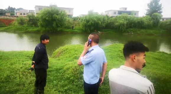 |女童坠河，患心脏病的六旬大叔跳河救人，结果双双失踪，真相泪奔