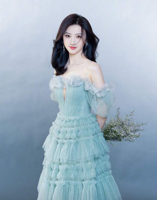 景甜|景甜素颜曝光认不出，怼脸自拍双眼皮疤痕明显，曾大方承认整容