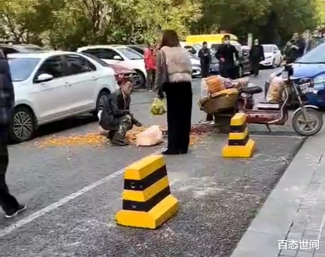 西安女子掀翻路边摊教训小贩,花17元买了1斤多的商品实称只有6两