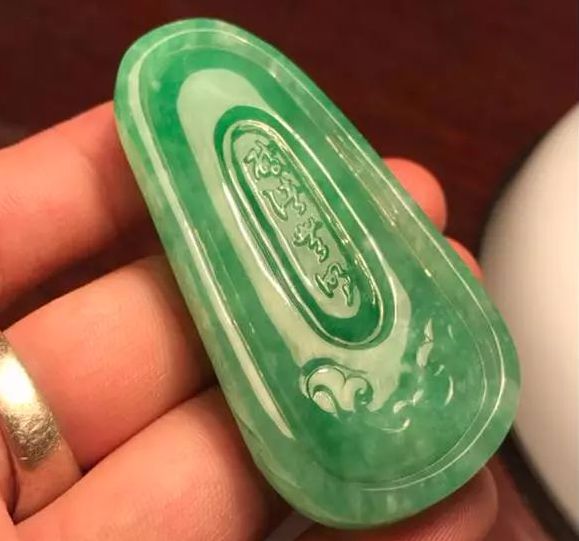 翡翠|毫不起眼的石头，切开后做出满绿观音挂件，您觉得美吗？