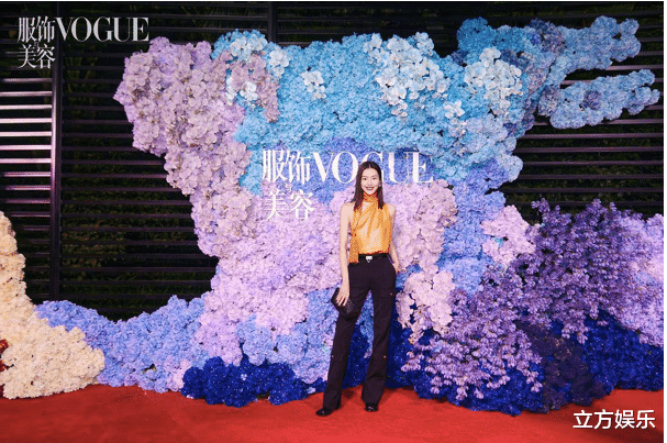 杨幂|时尚红毯女星云集：何穗深V开到肚脐眼，杨幂杨笠靠腿吸引眼球