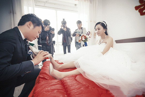 九天揽月月|弟弟结婚,姐姐随礼两万外加一辆车,可是父母坚决不让她参加婚礼