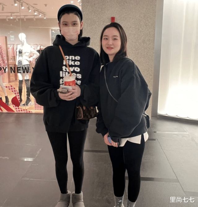 奚梦瑶 奚梦瑶二胎后真胖不少,穿旧衣身形膨胀衣服像缩水,发际线秃一块