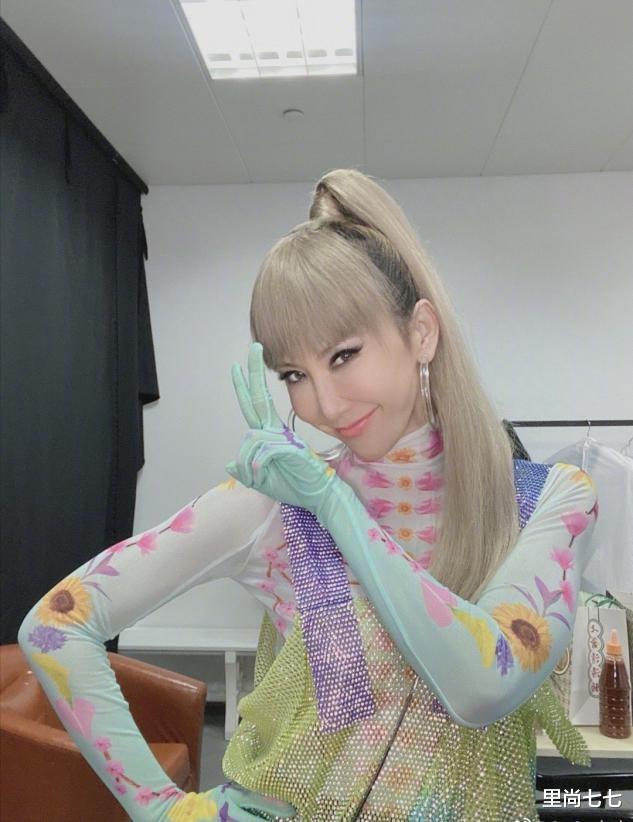 李玟|46岁李玟晒素颜照认不出,小眼睛高鼻梁比例失调,发际线更堪忧