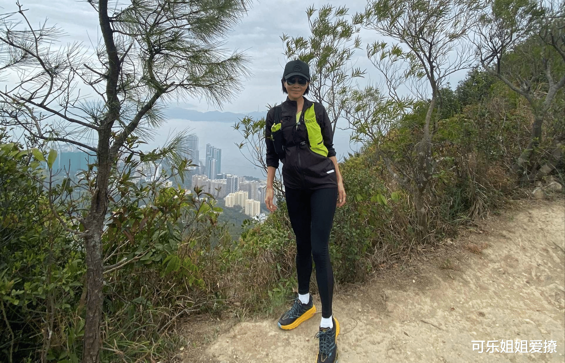 甜宠剧|54岁刘嘉玲晨跑被拍，素颜和普通老太无差异，网友：谁家奶奶？