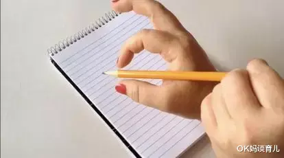 OK妈谈育儿|纠正娃的握笔姿势太难了，一开始就要弄对它！
