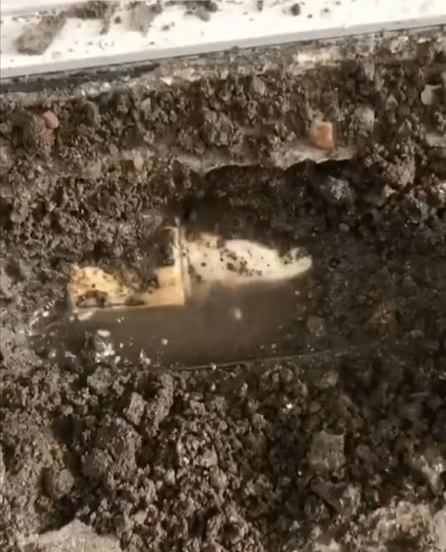 |帮业主装水已过三年,出现漏水现象,维修产生的费用应由水电工出吗?