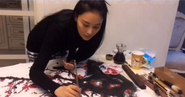 周星驰|看了张馨予早年的旧照,才知啥叫婚姻改变人生,烂牌打成了王炸!