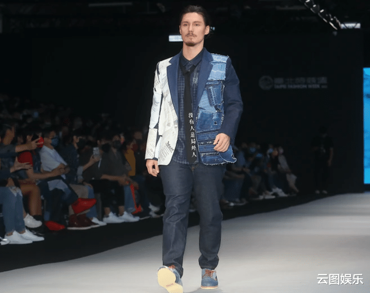 周华健|周华健外国妻子罕露面，与31岁儿子看电影庆生，61岁已满头白发