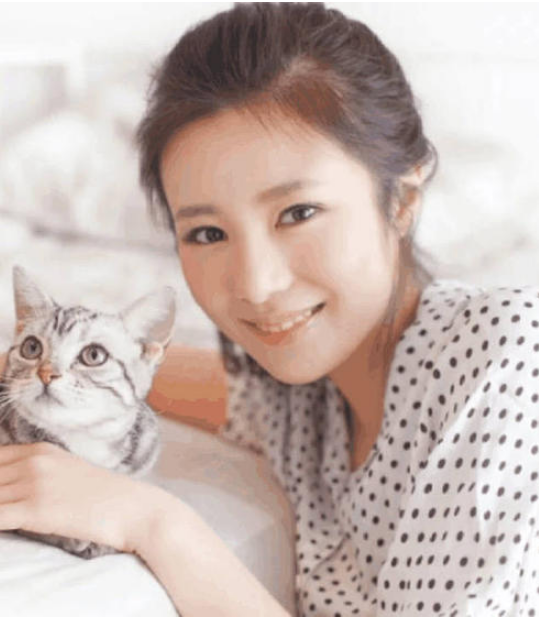 邬靖靖|她出道便被姑父捧为女主，姑父另结新欢后，她也沦为了十八线演员