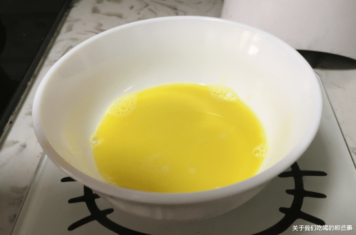 天冷了,女人别错过“姜撞奶”,驱寒暖身,皮肤水嫩,做法很简单