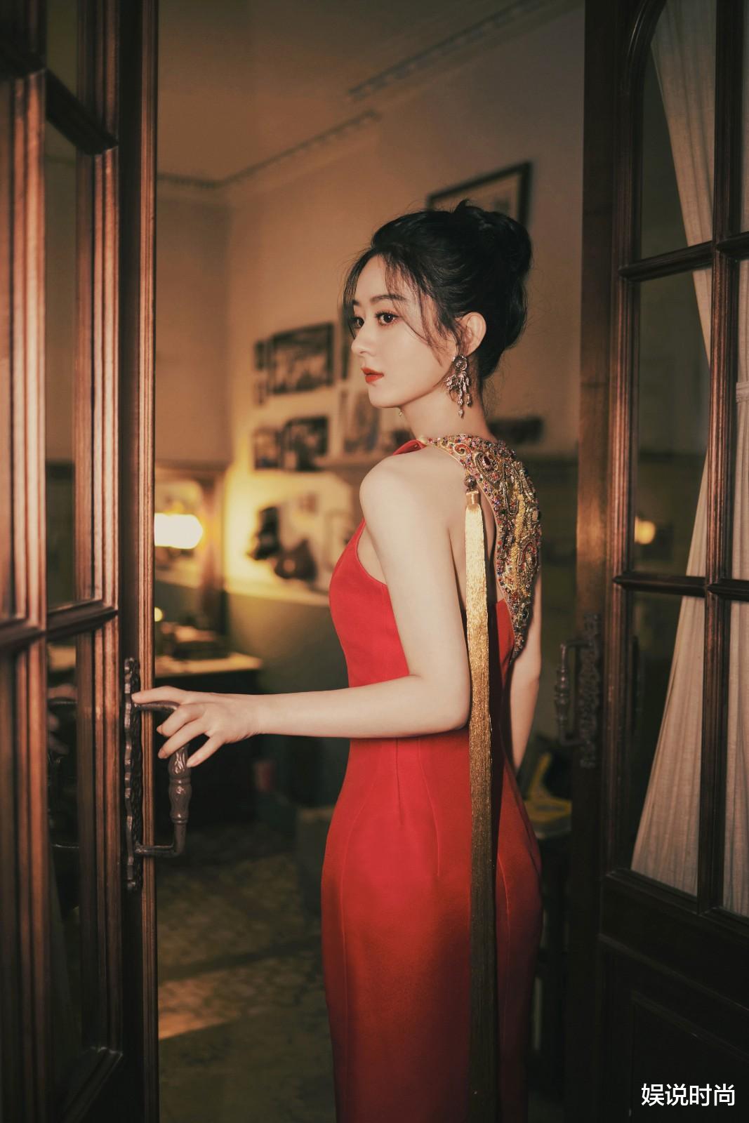 娱说时尚 赵丽颖晒出新造型，一袭红裙露背装太惊艳