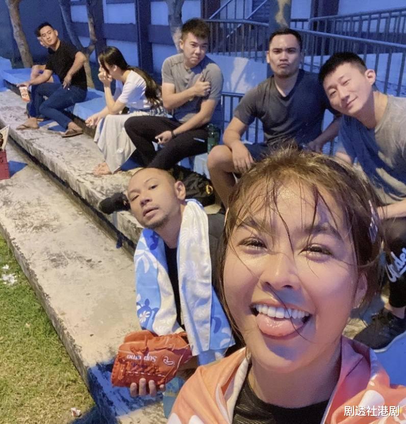 gai|TVB男星转行卖炸鸡,写错地址差评不断,40元一只鸡翅被批太贵