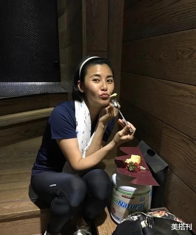 美搭刊|关心妍生日郑伊健夫妇现身，47岁蒙嘉慧素颜，眼角纹抬头纹很真实