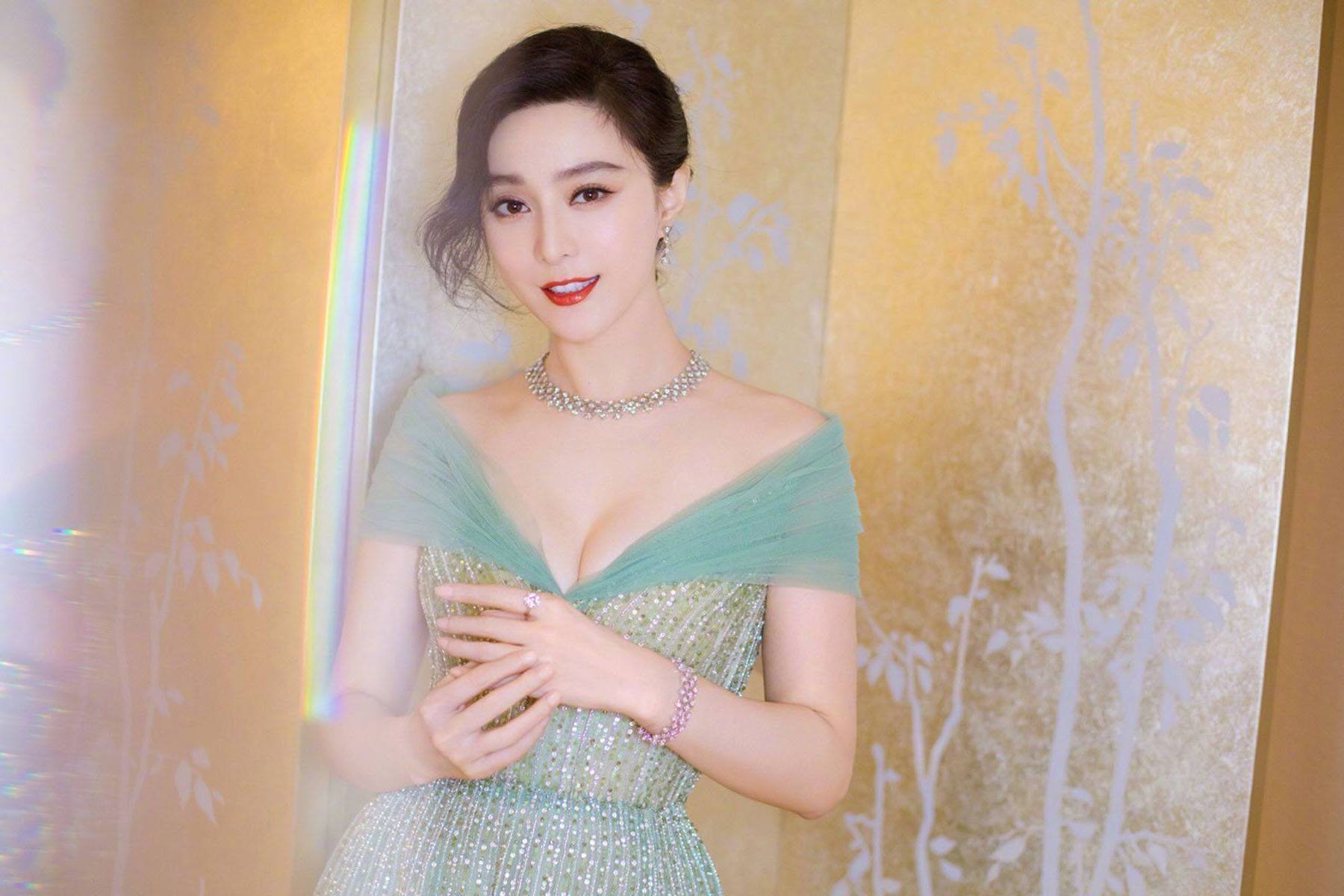 魏大勋|无戏可拍的范冰冰，恐怕只能靠色相博眼球了！网友：快找人嫁了吧