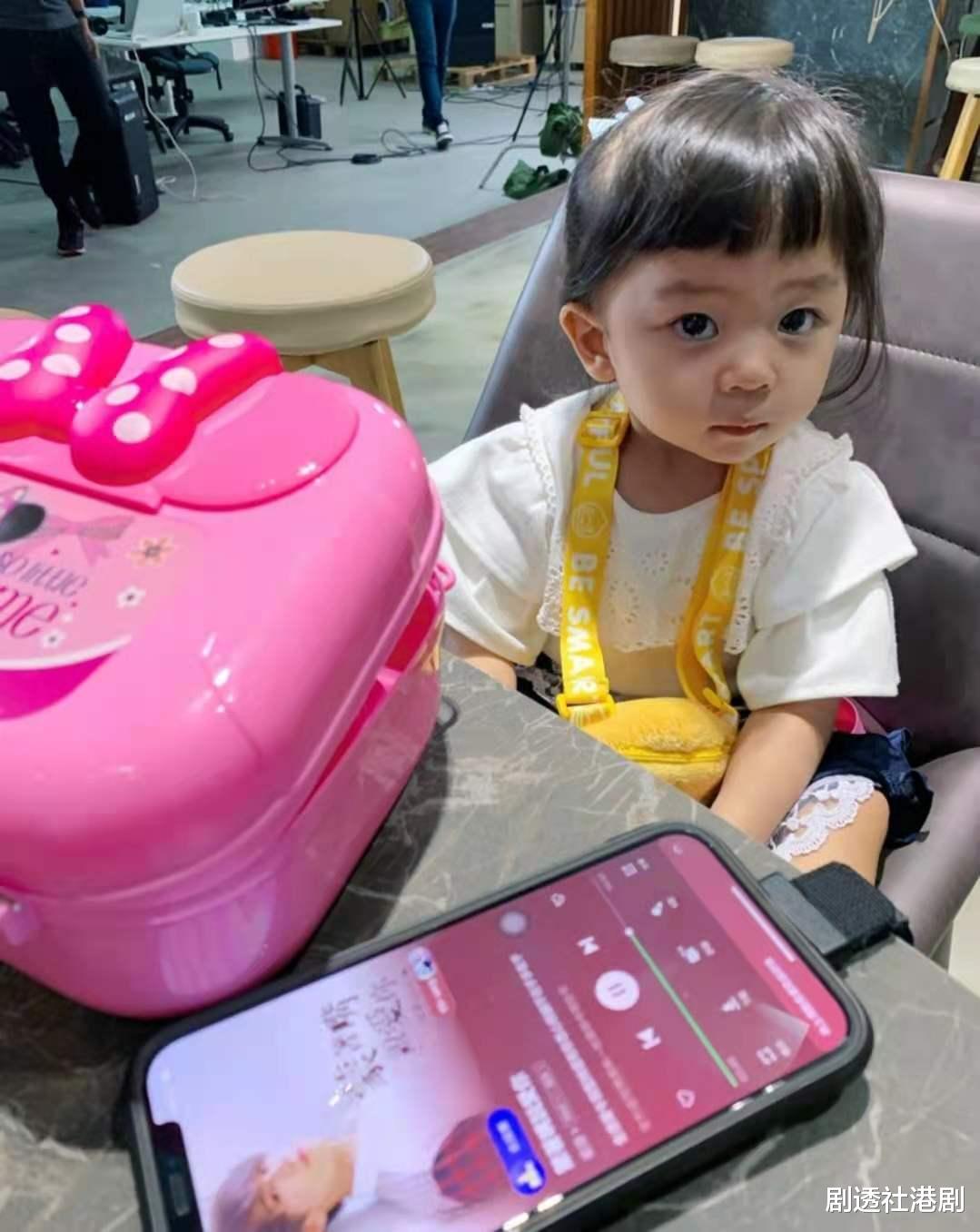 二胎|勇气可嘉！53岁TVB前知名绿叶曝想生二胎，太太两年前高龄诞下一女