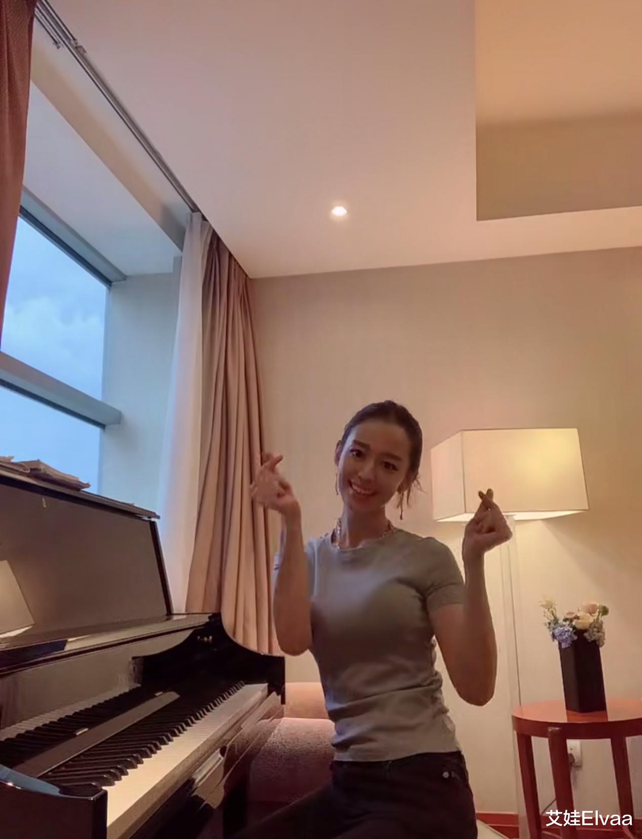 艾娃Elvaa|吉娜纯素颜弹钢琴，穿灰色T恤侧颜太美，难怪郎朗舍得送DR钻戒