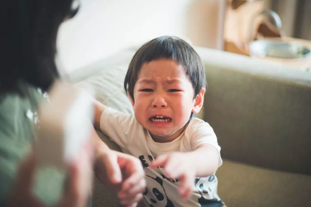 糖果的妈妈|当孩子闯祸时,许多家长的第一反应做错了,注意“3别”对娃有利