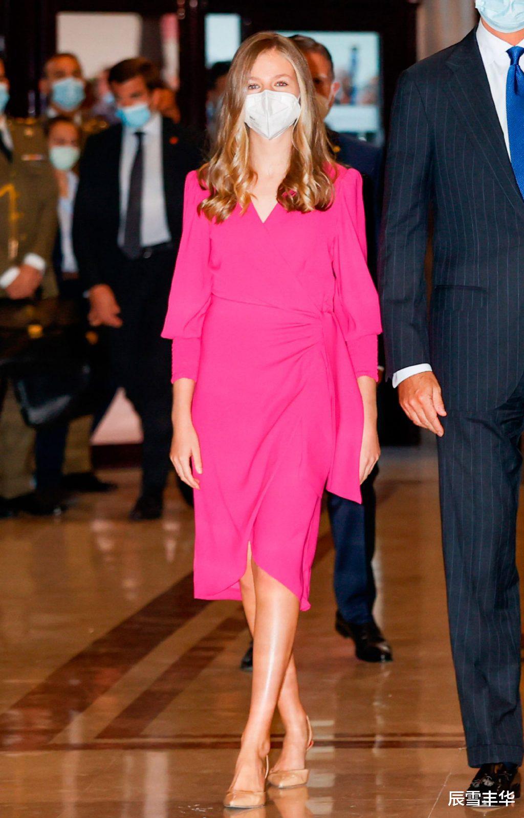 辰雪丰华 莱昂诺尔公主与妹妹同穿裙子，赢在了裙短显活力，索妹打扮的显胖