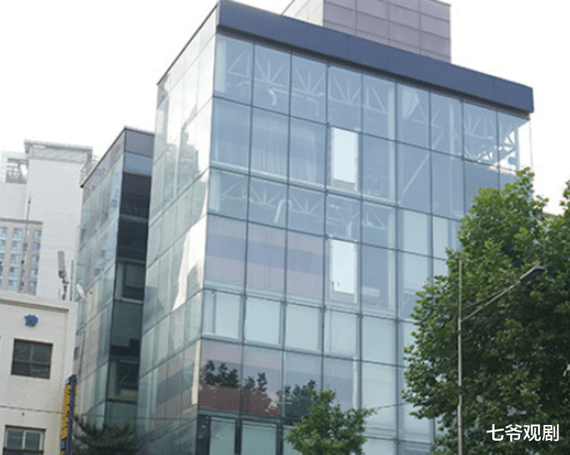 赵丽颖|红裤斜躺贵妃榻,韩国“张雨绮”喜滋滋,韩艺瑟和卡拉OK男友很好