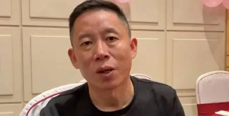 孙悦|孙海洋长女孙悦回国，“红头发”尽显个性，与买家姐姐对比太显著