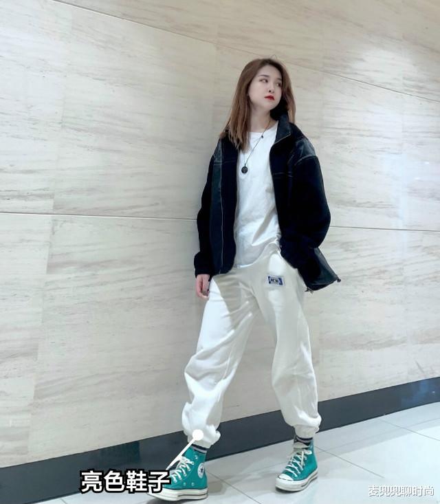 麦兜兜聊时尚|中年女人最爱的黑白配,再加入一点“亮色”,就会高级得令人神往