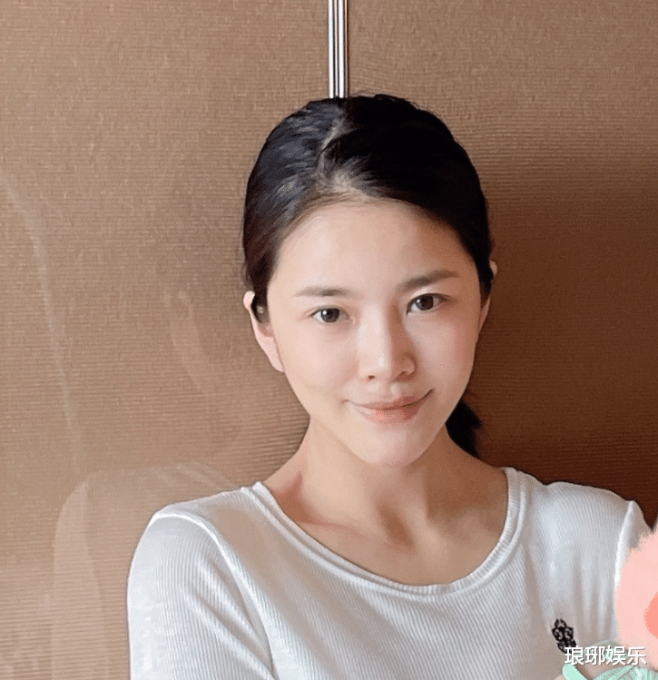 王灿|王灿带娃打疫苗，晒出近照展现素颜状态，墙上的影子却成亮点